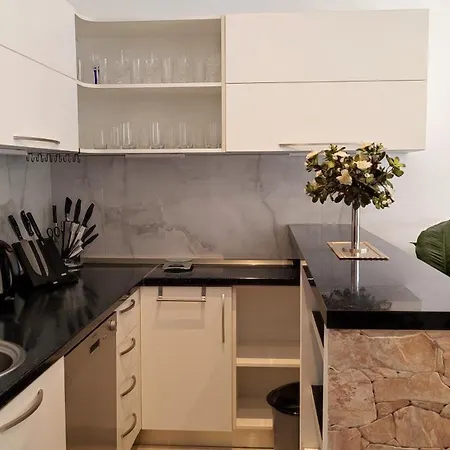 Modern Stipe With Terrace Apartment Podstrana