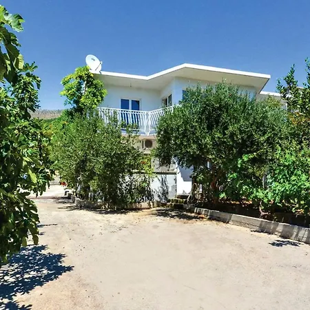 Modern Stipe With Terrace Apartment Podstrana