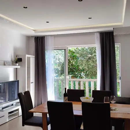 Modern Stipe With Terrace Apartment