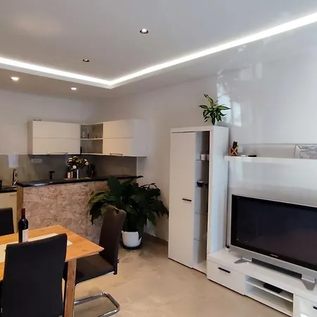 Modern Stipe With Terrace Apartment *